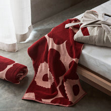 Naložite sliko v pregledovalnik galerije, Kopalna brisača Unikko temno rdeča, roza Marimekko