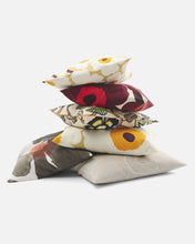 Naložite sliko v pregledovalnik galerije, Prevleka za blazino Unikko 50 x 50 cm vinsko rdeča, vanilija Marimekko