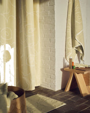 Naložite sliko v pregledovalnik galerije, Kopalniška zavesa za prho ali kad Piirto Unikko slamnato rumena Marimekko