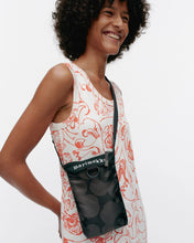 Naložite sliko v pregledovalnik galerije, Torbica za mobilni telefon iz recikliranega poliestra Neat Phone Pocket Unikko črna Marimekko