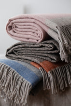 Naložite sliko v pregledovalnik galerije, Volnena odeja RAUHA 130x180cm rjava Lapuan Kankurit