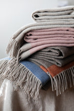 Naložite sliko v pregledovalnik galerije, Volnena odeja RAUHA 130x180cm rjava Lapuan Kankurit