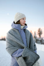 Naložite sliko v pregledovalnik galerije, Volnen šal / ogrinjalo z žepi ARVO siv Lapuan Kankurit