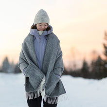 Naložite sliko v pregledovalnik galerije, Volnen šal / ogrinjalo z žepi ARVO siv Lapuan Kankurit