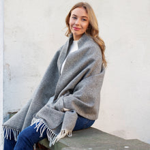 Naložite sliko v pregledovalnik galerije, Volnen šal / ogrinjalo z žepi ARVO siv Lapuan Kankurit