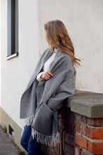 Naložite sliko v pregledovalnik galerije, Volnen šal / ogrinjalo z žepi ARVO siv Lapuan Kankurit