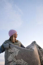 Naložite sliko v pregledovalnik galerije, Volnena odeja KUUSI siva Lapuan Kankurit