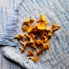 Naložite sliko v pregledovalnik galerije, Lanena kuhinjska krpa / prtiček OSMANKÄÄMI modra Lapuan Kankurit