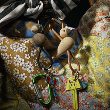 Naložite sliko v pregledovalnik galerije, Obesek za ključe BIRD zlata/naravna KAY BOJESEN