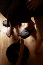 Naložite sliko v pregledovalnik galerije, Copati iz lanenega frotirja ONNI črni Lapuan Kankurit