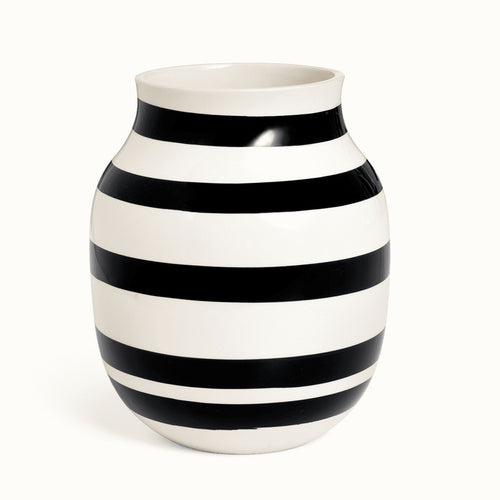 črno bela črtasta keramična vaza Omaggio  Kahler 