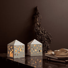 Naložite sliko v pregledovalnik galerije, Keramičen svečnik za čajno svečo Urbania Town House Kähler