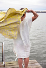 Naložite sliko v pregledovalnik galerije, Lanena kopalna brisača VILLIYRTIT rumena 95 x 180 cm Lapuan Kankurit