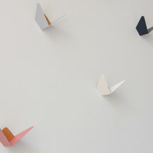 Naložite sliko v pregledovalnik galerije, Stenski obešalnik Butterflies Mini bel Umage