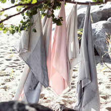 Naložite sliko v pregledovalnik galerije, Kopalna brisača TERVA 65 x 130 cm siva Lapuan Kankurit