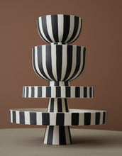 Naložite sliko v pregledovalnik galerije, Pladenj / stojalo za torto TOPPU TRAY LARGE črno-bel OYOY