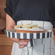 Naložite sliko v pregledovalnik galerije, Pladenj / stojalo za torto TOPPU TRAY LARGE črno-bel OYOY