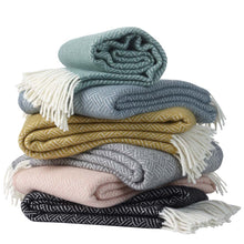 Naložite sliko v pregledovalnik galerije, Volnena odeja SAMBA rumena KLIPPAN