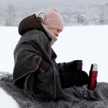 Naložite sliko v pregledovalnik galerije, Volnen šal / ogrinjalo z žepi Maria siva-črna Lapuan Kankurit