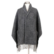 Naložite sliko v pregledovalnik galerije, Volnen šal / ogrinjalo z žepi Maria siva-črna Lapuan Kankurit