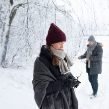 Naložite sliko v pregledovalnik galerije, Volnen šal / ogrinjalo z žepi Maria siva-črna Lapuan Kankurit