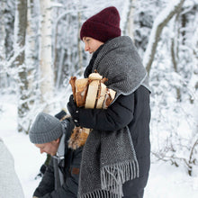 Naložite sliko v pregledovalnik galerije, Volnen šal / ogrinjalo z žepi Maria siva-črna Lapuan Kankurit