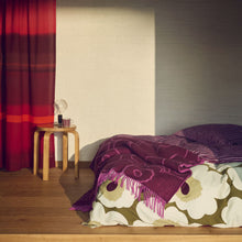 Naložite sliko v pregledovalnik galerije, Volnena odeja Piirto Unikko 130x170cm vinsko rdeča, fuksija Marimekko

