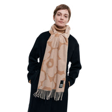 Naložite sliko v pregledovalnik galerije, Volnen šal iz reciklirane volne Ovlin Unikko Marimekko
