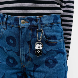 Obesek za ključe Puhallus II Unikko črn Marimekko