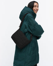 Naložite sliko v pregledovalnik galerije, Torba Joy Crossbody S Logo črna Marimekko
