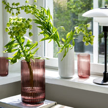 Naložite sliko v pregledovalnik galerije, Vaza Lyngby 15,5 cm steklo burgundsko rdeča Lyngby Porcelaen
