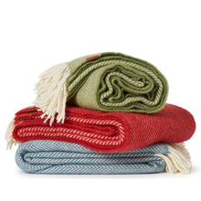 Naložite sliko v pregledovalnik galerije, Volnena odeja z reciklirano volno HERRINGBONE 130x180 cm rdeča KLIPPAN
