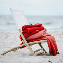 Naložite sliko v pregledovalnik galerije, Volnena odeja z reciklirano volno HERRINGBONE 130x180 cm rdeča KLIPPAN
