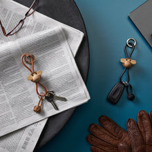 Naložite sliko v pregledovalnik galerije, Obesek za ključe MONKEY zlata/naravna KAY BOJESEN
