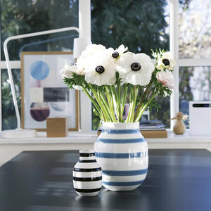 Omaggio Kahler črno bela črtasta keramična vaza 12,5 cm in modro bela črtasta keramična vaza 20 cm na mizi v skandinavskem interierju