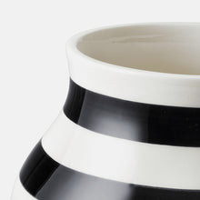 Naložite sliko v pregledovalnik galerije, detajl vaze s črnimi črtami Kahler Omaggio
