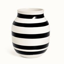 Naložite sliko v pregledovalnik galerije, črno bela črtasta keramična vaza Omaggio  Kahler 

