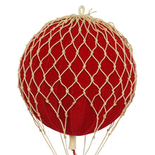 Naložite sliko v pregledovalnik galerije, Dekorativen balon Floating The Skies žamet rdeča Authentic Models
