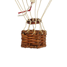 Naložite sliko v pregledovalnik galerije, Dekorativen balon Floating The Skies žamet rdeča Authentic Models
